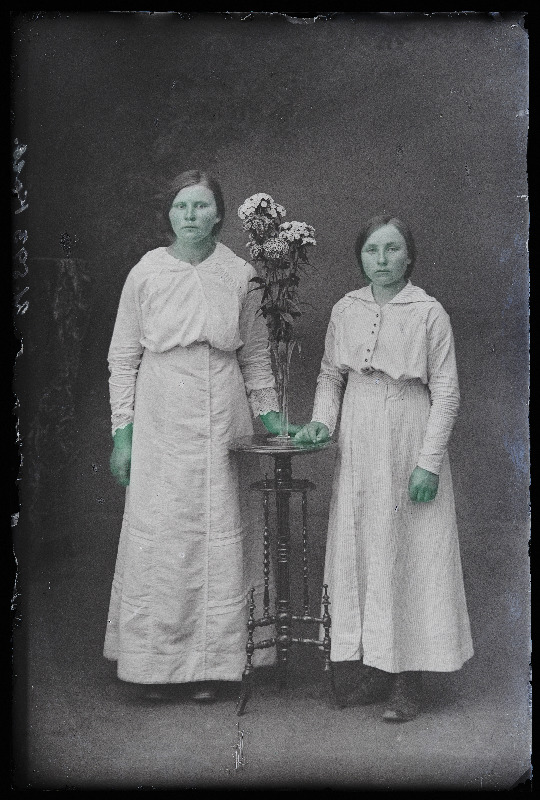 Kaks naist, (foto tellija Anna Kass).