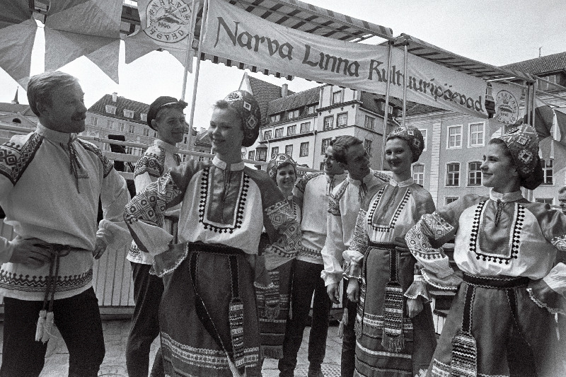 Narva kultuuripäevad Tallinnas, grupp vene rahvariides noori.