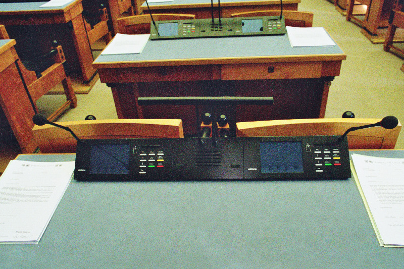 Tühi Riigikogu istungitesaal, istungitesaali töölaud.