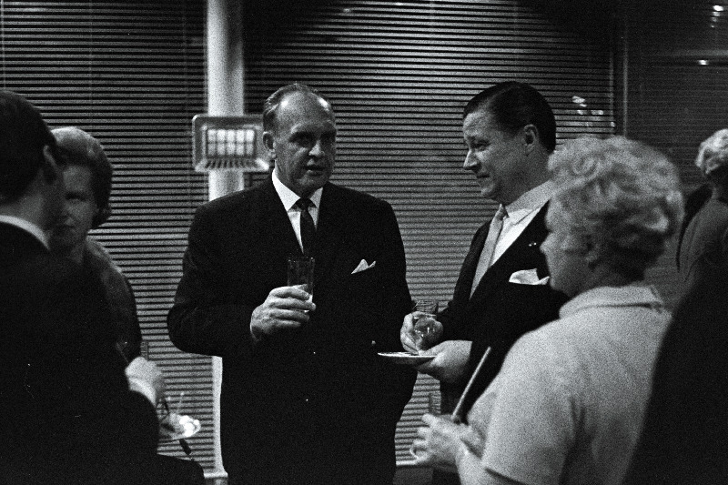 Soome peakonsul NSV Liidus O. Bergman (paremal) ja Eesti NSV Ministrite Nõukogu esimehe asetäitja, Eesti NSV välisminister A. Green peakonsuli ja tema abikaasa poolt Soome kultuuri nädala puhul korraldatud vastuvõtul kohvikus "Tuljak" vestlemas.