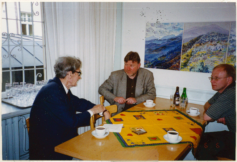 Dr Rein Marandi koos Eesti Riigiarhiivi töötajate Peep Pillaku ja Tõnu Viilipiga Stockholmi Eesti Majas 06.06.2000.