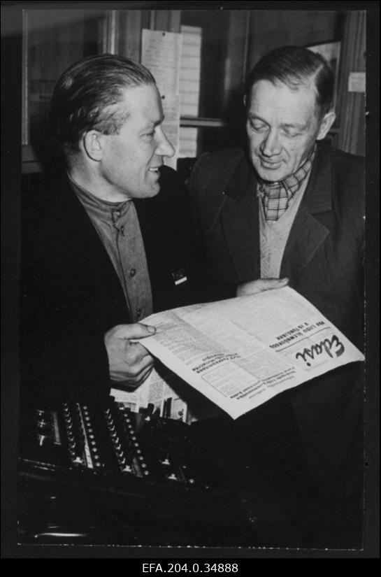 Tartu Aparaaditehase valveülem Aleksander Repp (vasakul) ja valvur August Schulbach tutvuvad NSV Liidu Ülemnõukogu viienda istungjärgu materjalidega.