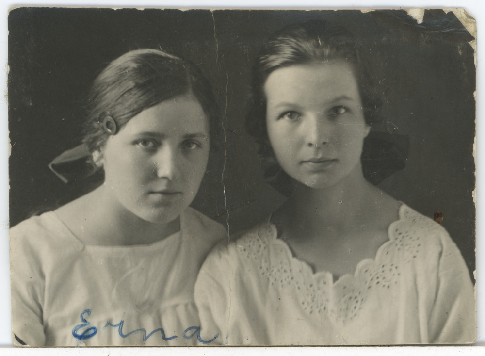 Erna Johanna Augla leeriõega, portreefoto