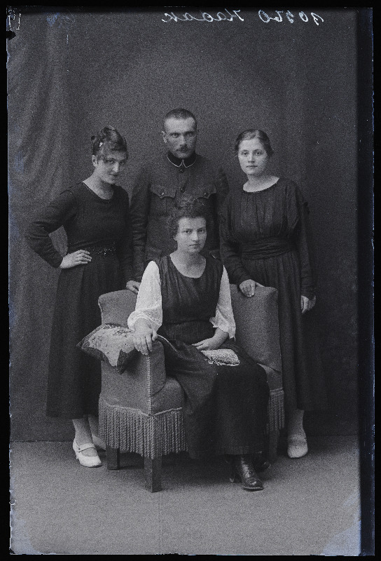 Grupp neiusid ja sõjaväelane, (foto tellijad Rein, Kadak).