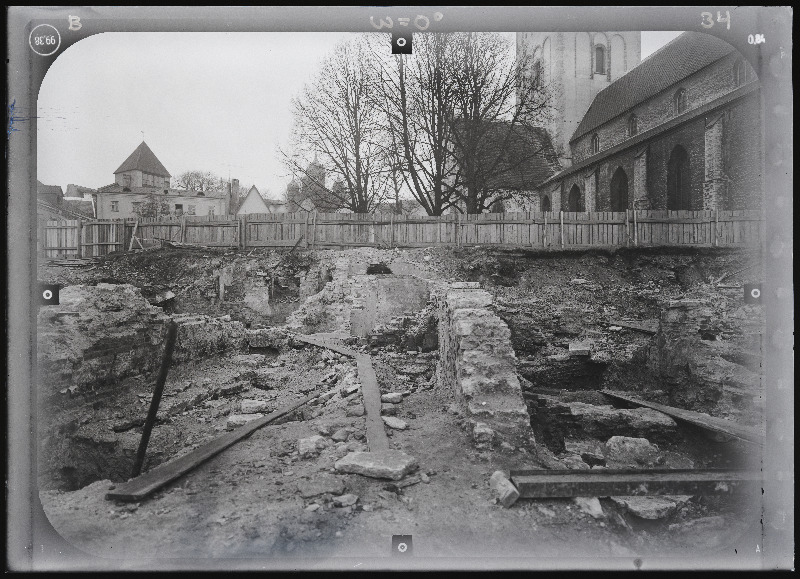 Tallinn. Kvartal nr 37. Ehitusarheoloogia. Harju tänava stereofotogramm-meetriline mõõdistamine.