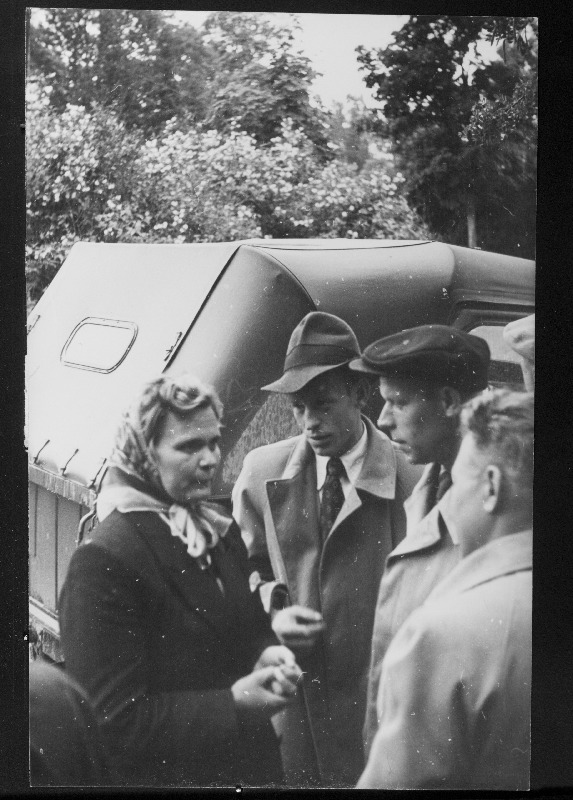 Läti NSV Rujiena rajooni Molotovi nimelise kolhoosi ühismajandi 3. kompleksbrigaadi brigadiriabi Ludmilla Purin jutustab töö organiseerimisest kompleksbrigaadis endise Abja rajooni Edu kolhoosi esimehele Rootsmaale, EKP Abja rajoonikomitee sekretärile Ljubimovile ja Uue Võidu kolhoosi esimehele Vahelaidile.