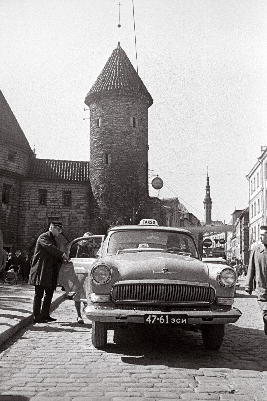 Plafooniga takso Viru tänaval.