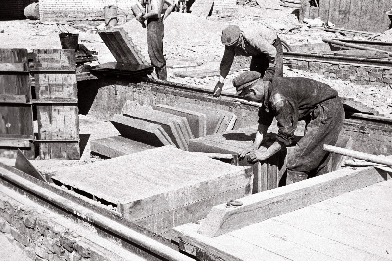 Tsemenditehase Kukermiit tööline Friedrich Rimmel kukermiidi vorme avamas.