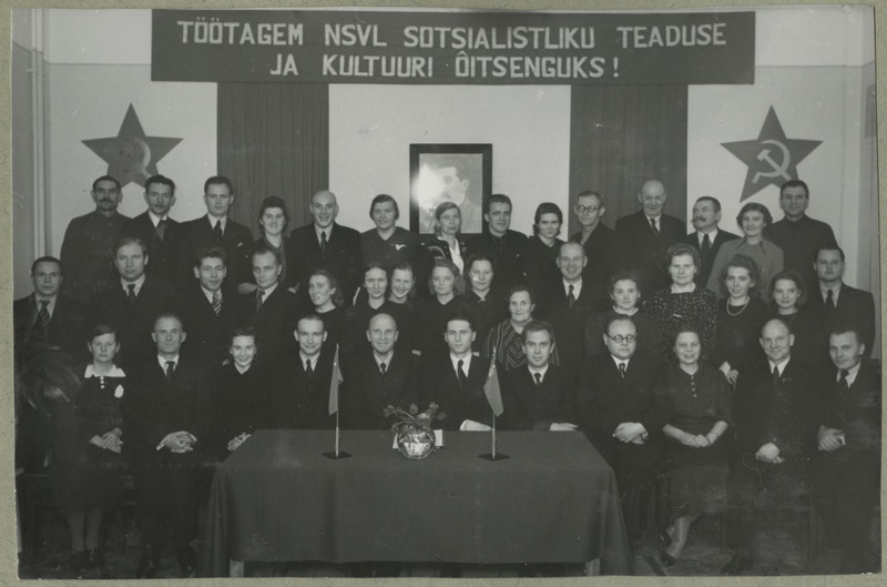 Eesti NSV Keskarhiivi Tartu filiaali kollektiivi grupifoto punanurga avamise puhul