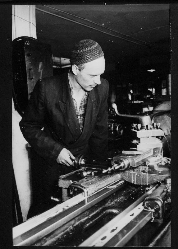 Viljandi autoremonditöökoja treial Evald Ude.