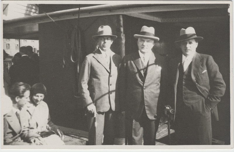 Kolm tuvastamata meest [riigi- või ühiskonnategelased?] [laevatekil?]