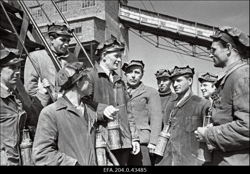 Kaevanduse Käva - 2 kommunistliku töö brigaadi brigadir Aleksander Tamberg (4. vasakult) vestlemas oma brigaadi liikmetega.