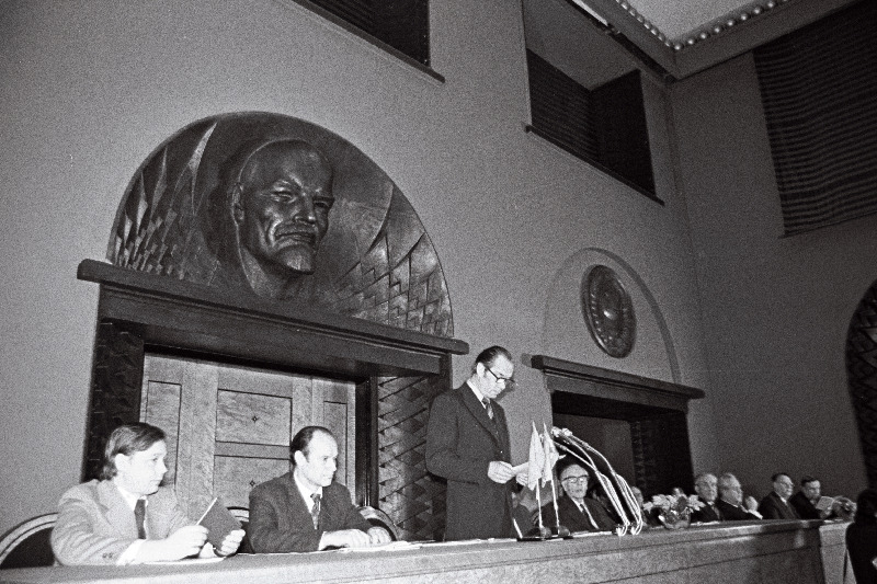 Eesti NSV Kunstnike Liidu XVI kongressil kõneleb Eesti NSV Kunstnike Liidu juhatuse esimees Ilmar Torn.