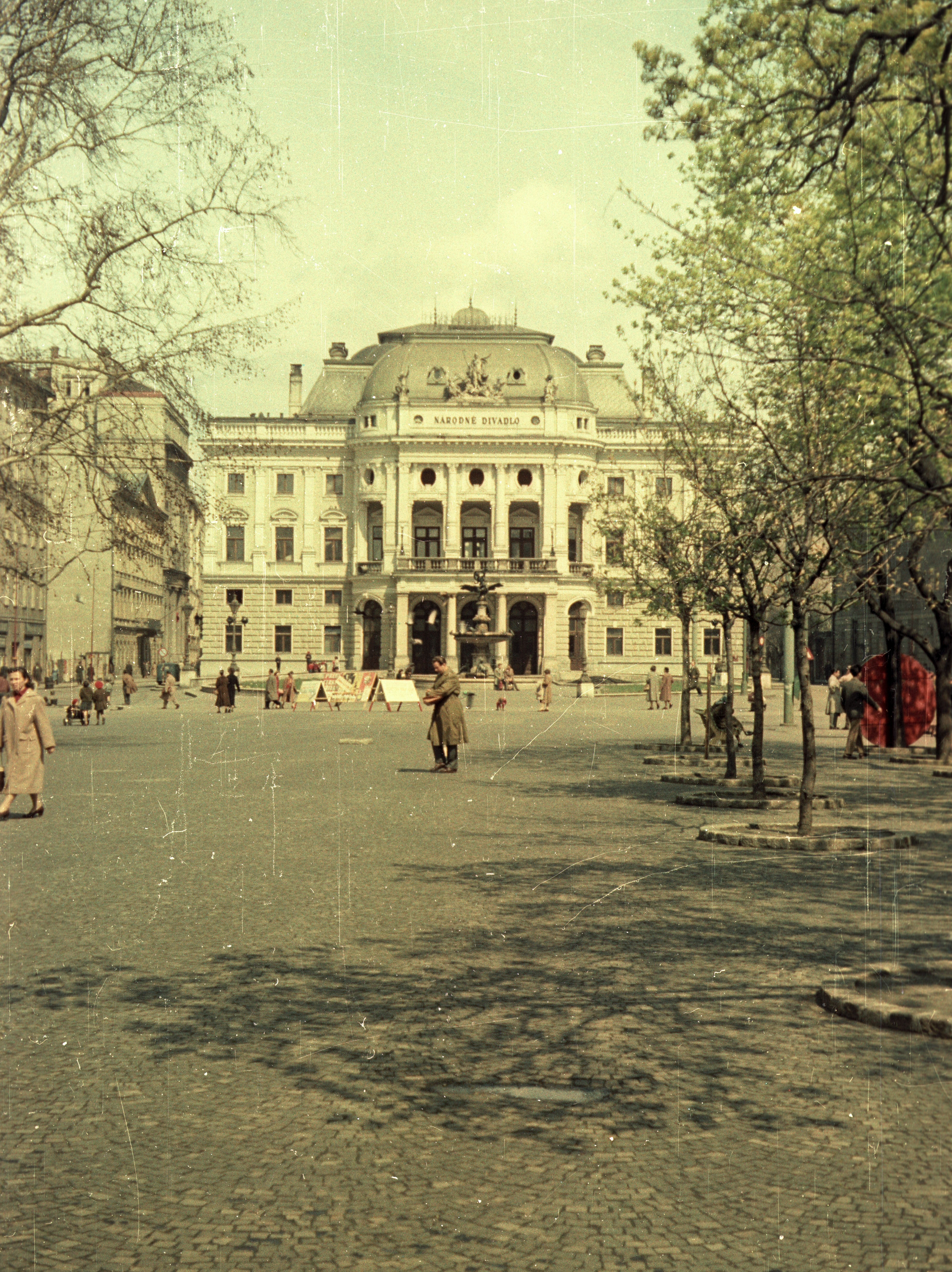 A picture from photo collection of photographer Sándor Bauer who was the photo reporter of the Hungarian Film Office (belonged to MTI) as of 1946, and the employee of magazine Vendéglátás as of 1957. His legacy is about 20 thousand photos, mainly in negative. - Ganymede's Fountain and the National Theatre of Bratislava.