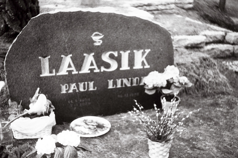 Kirurg Paul Laasiku hauakivi Pärnamäe kalmistul.