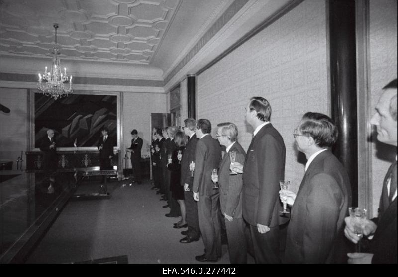 President Lennart Mere ametisse astumise tseremoonia presidendi lossi ees.