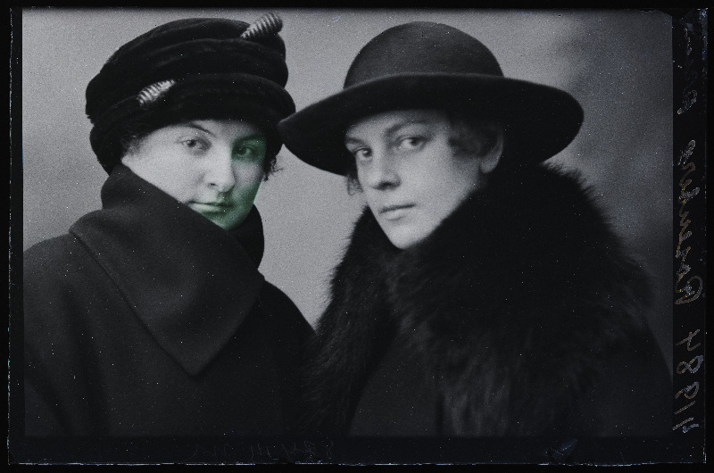 Kaks naist, (foto tellija Rosenberg).