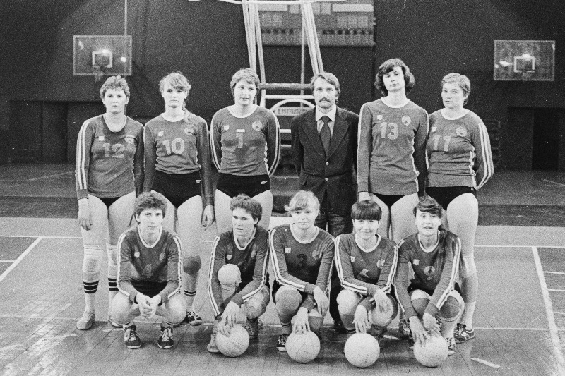 Eesti NSV 1982. a meister võrkpallis Tallinna Ehitustrusti naiskond. Vasakult esireas: Valda Klavina, Anne Põder, Urve Rammulus, Eda Soomuste, Viktoria Võrk; seisavad: Jelena Pašnina, Helle Heinmets, Marina Kasch, treener Andris Klavinš, Nadežda Tšornaja ja Vanda Rakevitš.