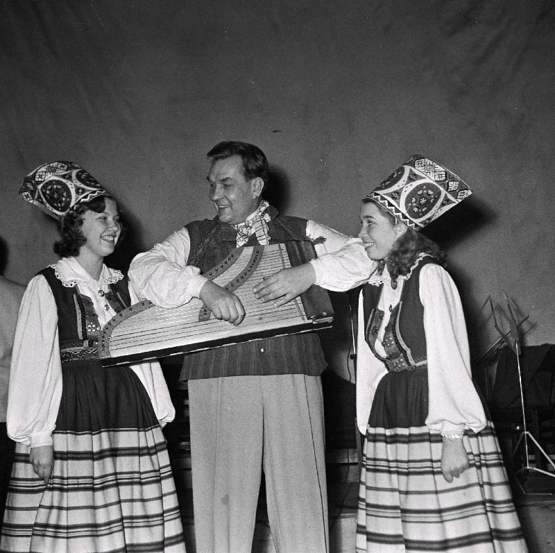 Rahvapillide konstruktor Elmar Luhats kandlel mängimas oma 50. sünnipäeval.