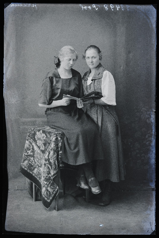 Kaks naist, (foto tellija Pool).