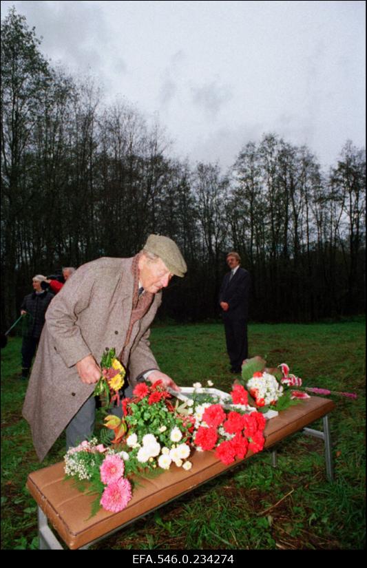 Mälestustahvli avamine Pallaslase Valdemar Väli mälestuseks (sünd.1909) Läänemaal Kullamaa vallas endisest tööstushoonest ainsana tänapäeva jõudnud paekivikorstnale. Kohal on ka kunstnik ise.