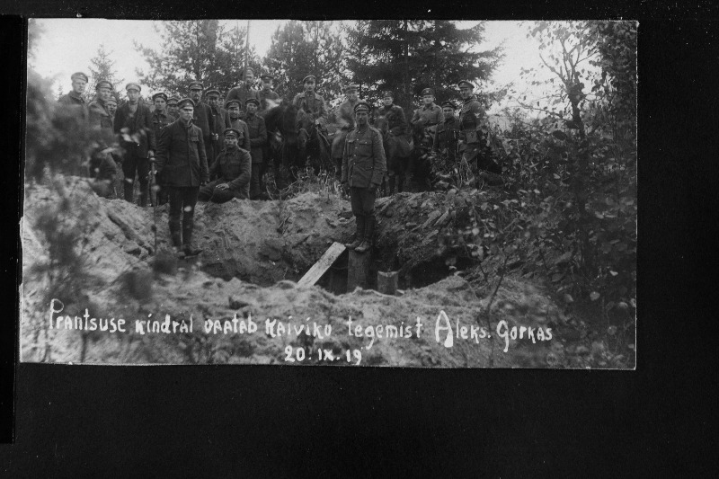 Vabadussõda. Prantsusmaa sõjalise missiooni esindaja major Louis Bonne (esiplaanil parempoolse sõduri taga hobusel) tutvumas 9.Jalaväepolgu positsioonidega Aleksandrovskaja Gorka kõrgustikul. Majori paremal käel polguülem kapten Johann Schmidt.