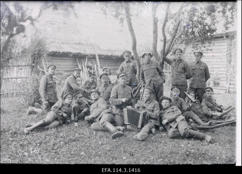 Eesti sõjaväe sõdurid vaba aega veetmas.