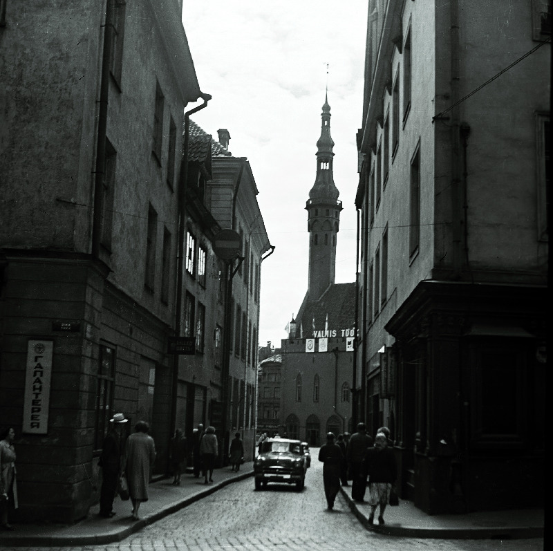 Vaade Mündi tänavalt Tallinna Raekojale.