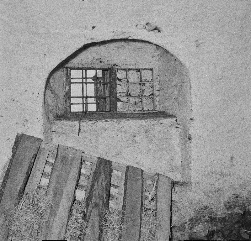 Komandandi maja. Keldri aken seest läänetiiva õuepoolses osas, projekteeritavas keskkütte ruumis