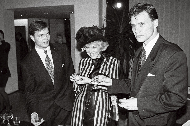 Riigikogu liige Jaanus Raidal (paremal) ja näitleja Liina Orlova aastavahetuse peol.