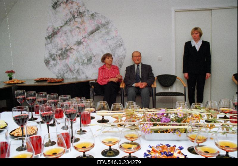 Mälestustahvli avamine Pallaslase Valdemar Väli mälestuseks (sünd.1909) Läänemaal Kullamaa vallas endisest tööstushoonest ainsana tänapäeva jõudnud paekivikorstnale. Kohal on ka kunstnik ise.