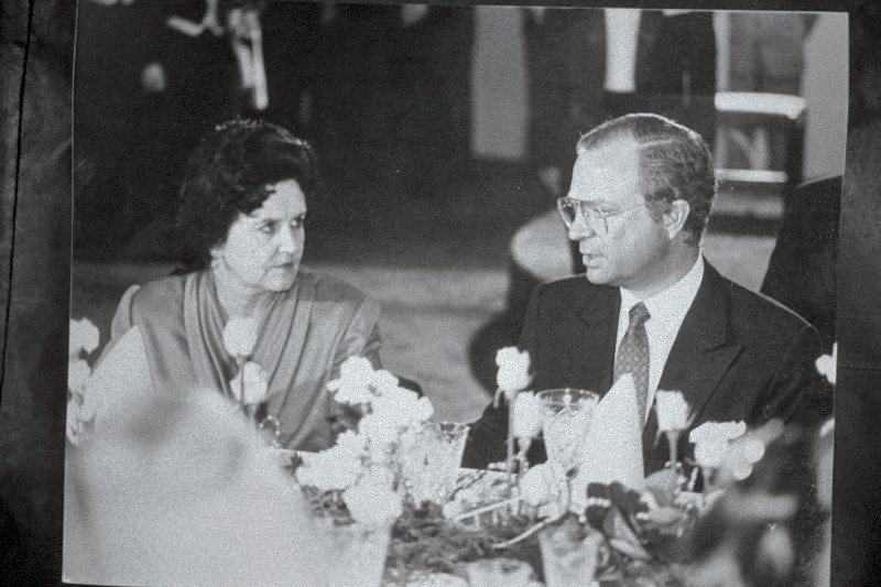 Eestis külaskäigul viibiv Rootsi kuningas Carl XVI Gustaf Eesti Vabariigi Ülemnõukogu esimehe Arnold Rüütli ja tema abikaasa Ingrid Rüütli pidulikul õhtusöögil restoranis “Pirita”.