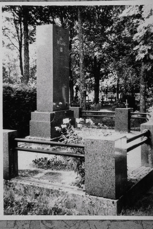 Poliitiku ja juristi Jüri Vilmsi hauamonument Pilistvere kalmistul.