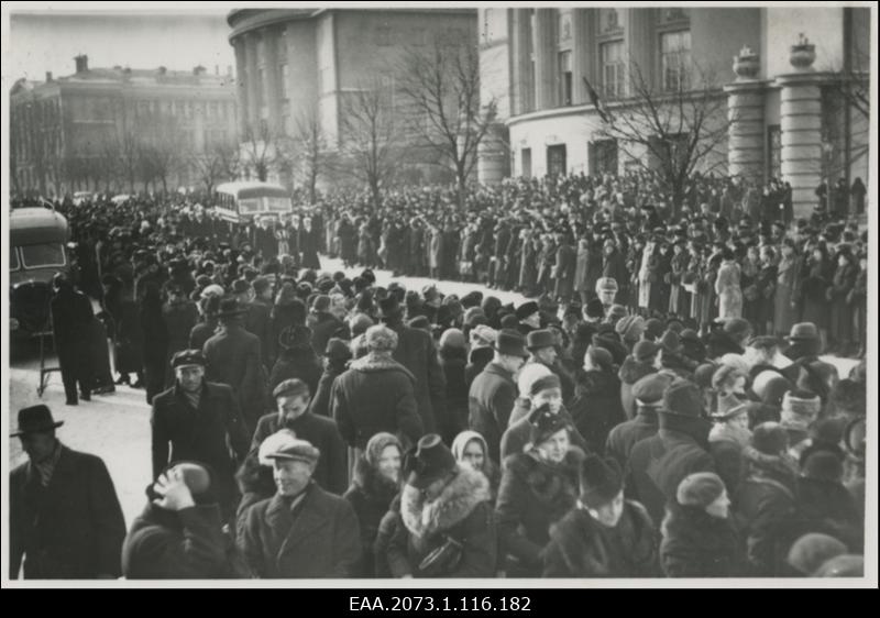 Anton Hansen Tammsaare matused Tallinnas 05.03.1940, matuselised Estonia teatri ees