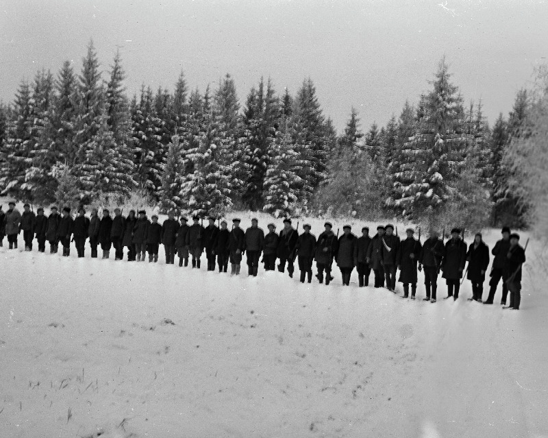 Ed. Vilde nimelises kolhoosis korraldatud ulukijahist osavõtjad.