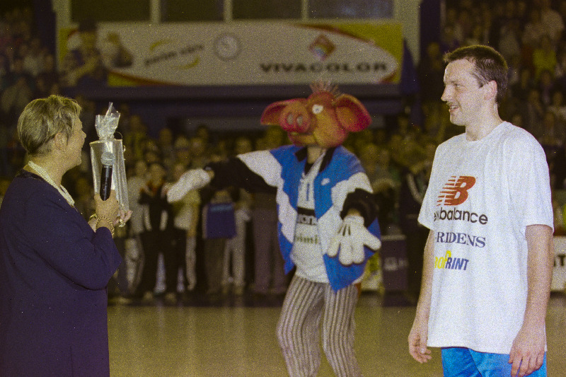 Korvpallur Tiit Soku (paremal) austamisõhtul Kalevi Spordihallis ütleb tänusõnad ja annab üle auhinna linnapea Ivi Eenmaa.