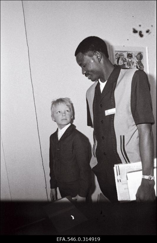 Välismaalaste delegatsiooni külaskäik ühte Eesti kooli. (EURO - RANNA)