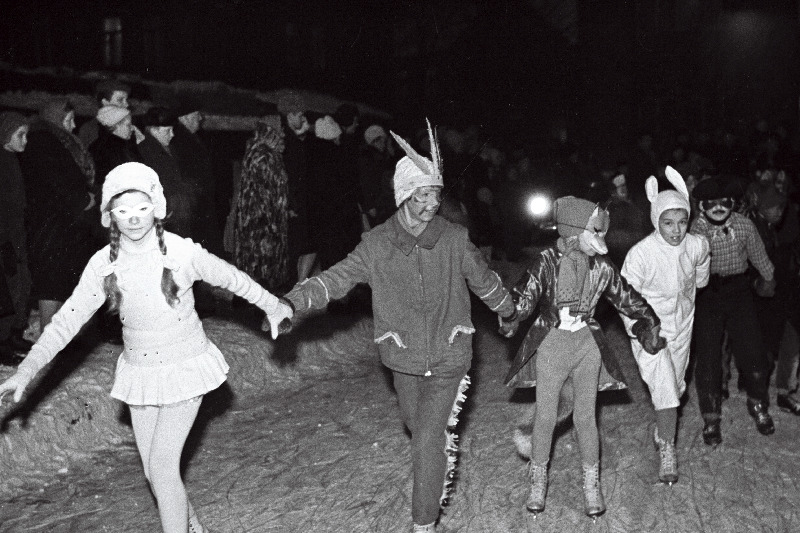Laste jääkarneval Majavalitsuse nr. 7 kultuurikomisjoni algatusel rajatud liuväljal Vabriku tänav 45 maja õuel.