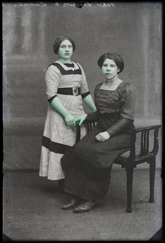 Lepik [Leppik] ja Marie Loorits (paremal).