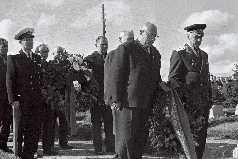 Saaremaa kaitsjad Lääne-Eesti saarestiku kaitse 25. aastapäeval Suures Isamaasõjas langenud Nõukogude Armee sõjameeste obeliski juurde Tehumardil pärgi viimas.