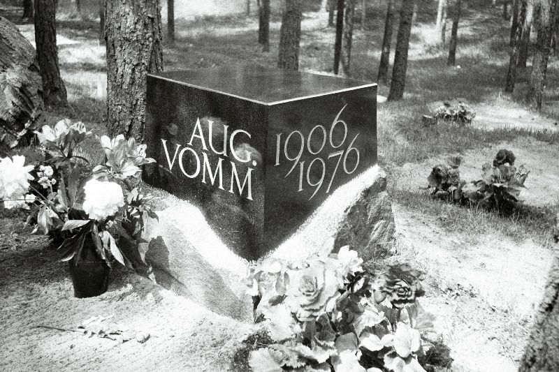 Skulptor August Vommi hauatähis Metsakalmistul.