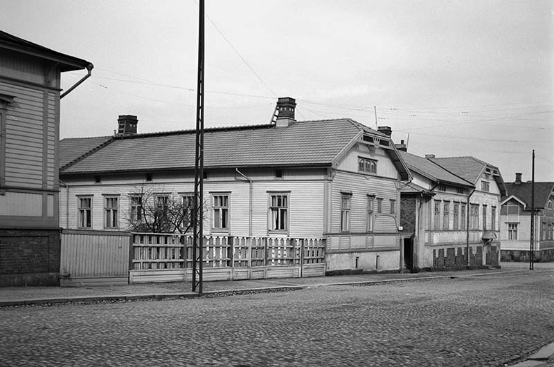 Korkeavuorenkatu 8:n puurakennuksia