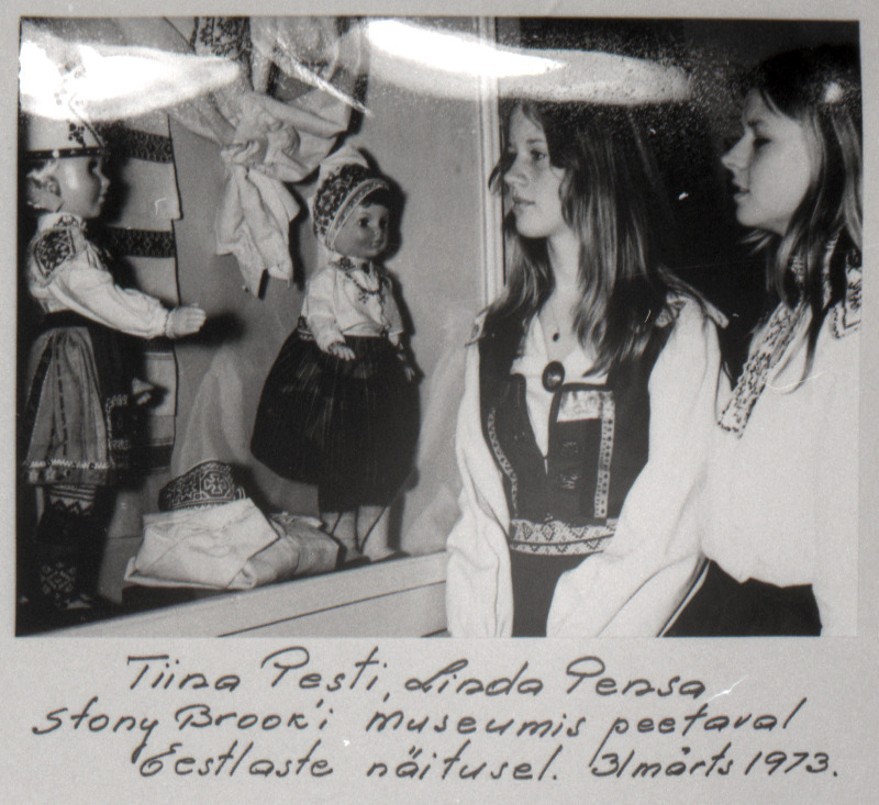 Eestlased paguluses.Tiina Pesti ja Linda Pensa  eestlaste käsitöönäitusel  Stony Brooke muuseumis.