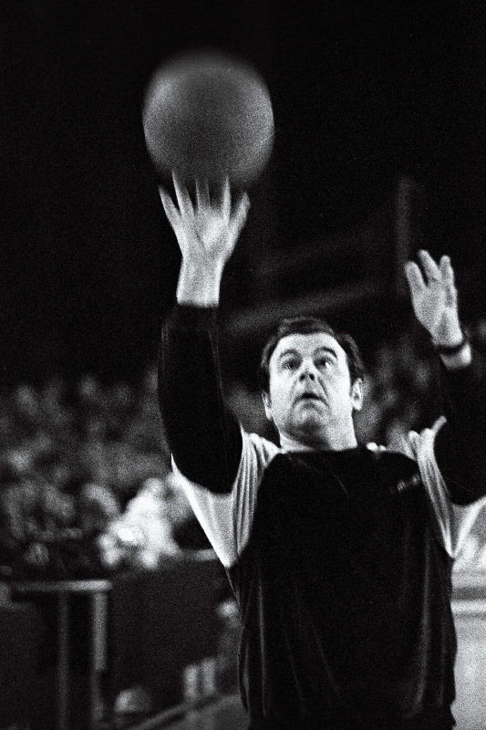 Kalevi ja Marati ühisettevõtmisena toimunud spordishowl Kalevi spordihallis sooritab korvpalli vabaviskeid tõstja Jaan Talts.