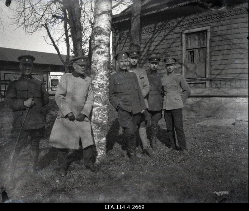 Vabadussõda. 1.Diviisi ülem kindralmajor Aleksander Tõnisson staabiohvitseridega Vaivaras. Vasakult: staabiülem kapten Konrad Rotschild, A.Tõnisson, diviisiülema abi polkovnik Johan Unt, sideülem lipnik Nikolai Viitak, ?, inspektorijaoskonna adjutant alamleitnant Rudolf Freudenstein (Vaharo).