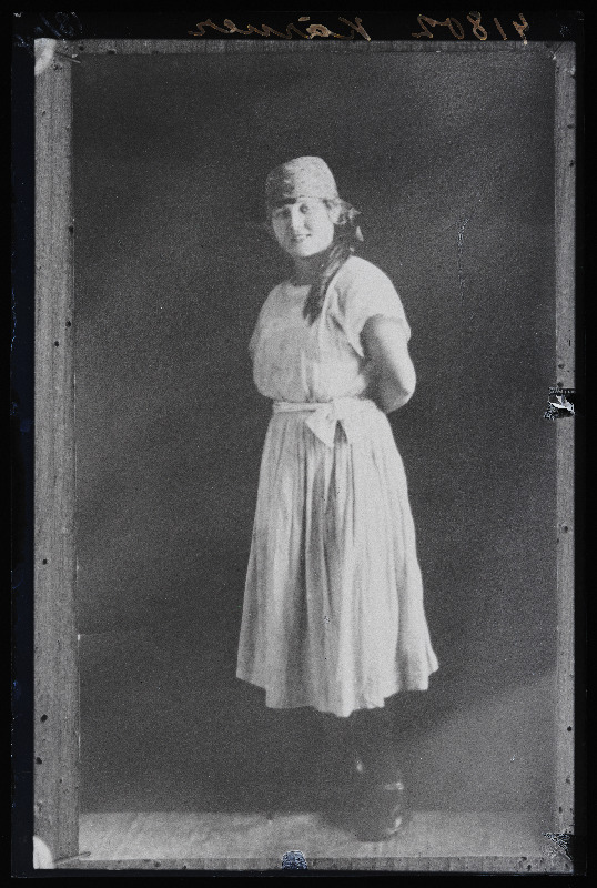 Naise foto, (15.10.1923 fotokoopia, tellija Kärner).