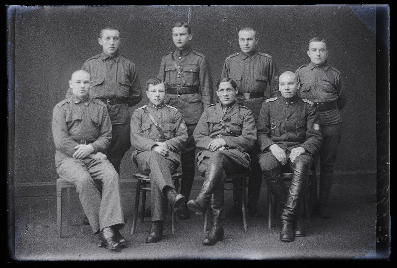 Grupp sõjaväelasi, I reas vasakult 3. Vihvelin.