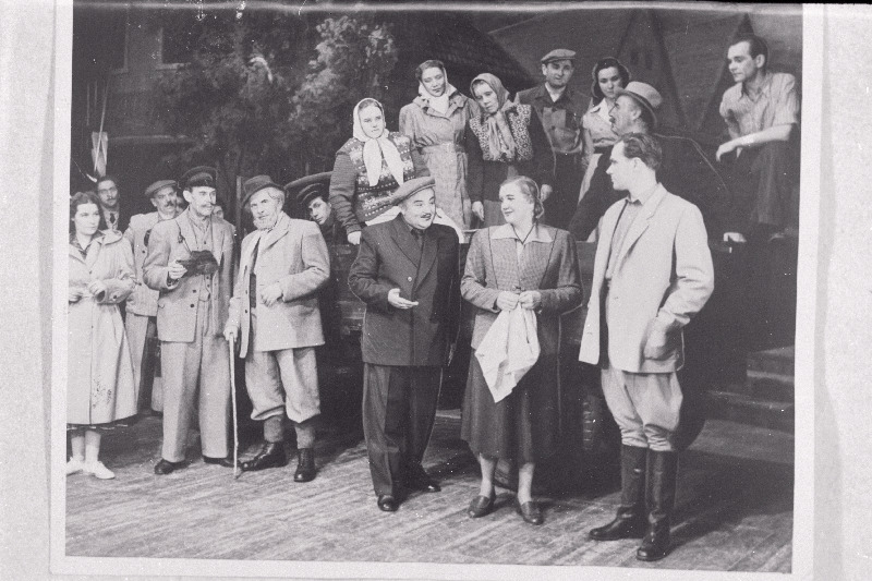 Stseen G. Ernesaksa koomilise ooperi Käsikäes 2. vaatusest RAT Estonias, vasakult kolhoositaat - Karl Ots (kepiga), Prill - Eesti NSV rahvakunstnik Martin Taras, Mari - Eesti NSV rahvakunstnik Olga Lund, Toomas - Eesti NSV teeneline kunstnik Georg Ots.