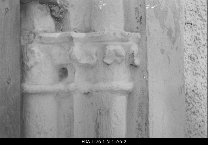 Türi kirik. Lõunaportaal- detail. Läänepoolne talum (enne puhastamist).