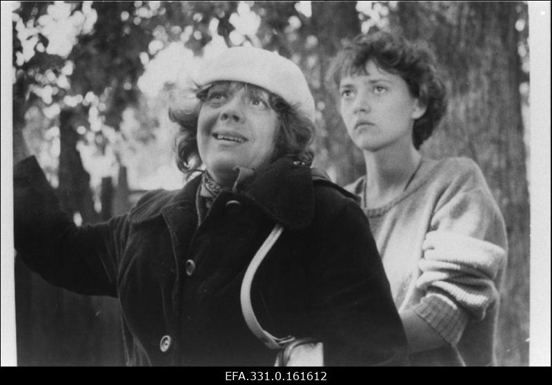 Kaader stuudio “Tallinnfilm” mängufilmist “Varastatud kohtumine”. Mari – Monika Järv ja Robi ema - Mari Lill